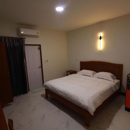 Bk Hotel Mae Sariang Esterno foto