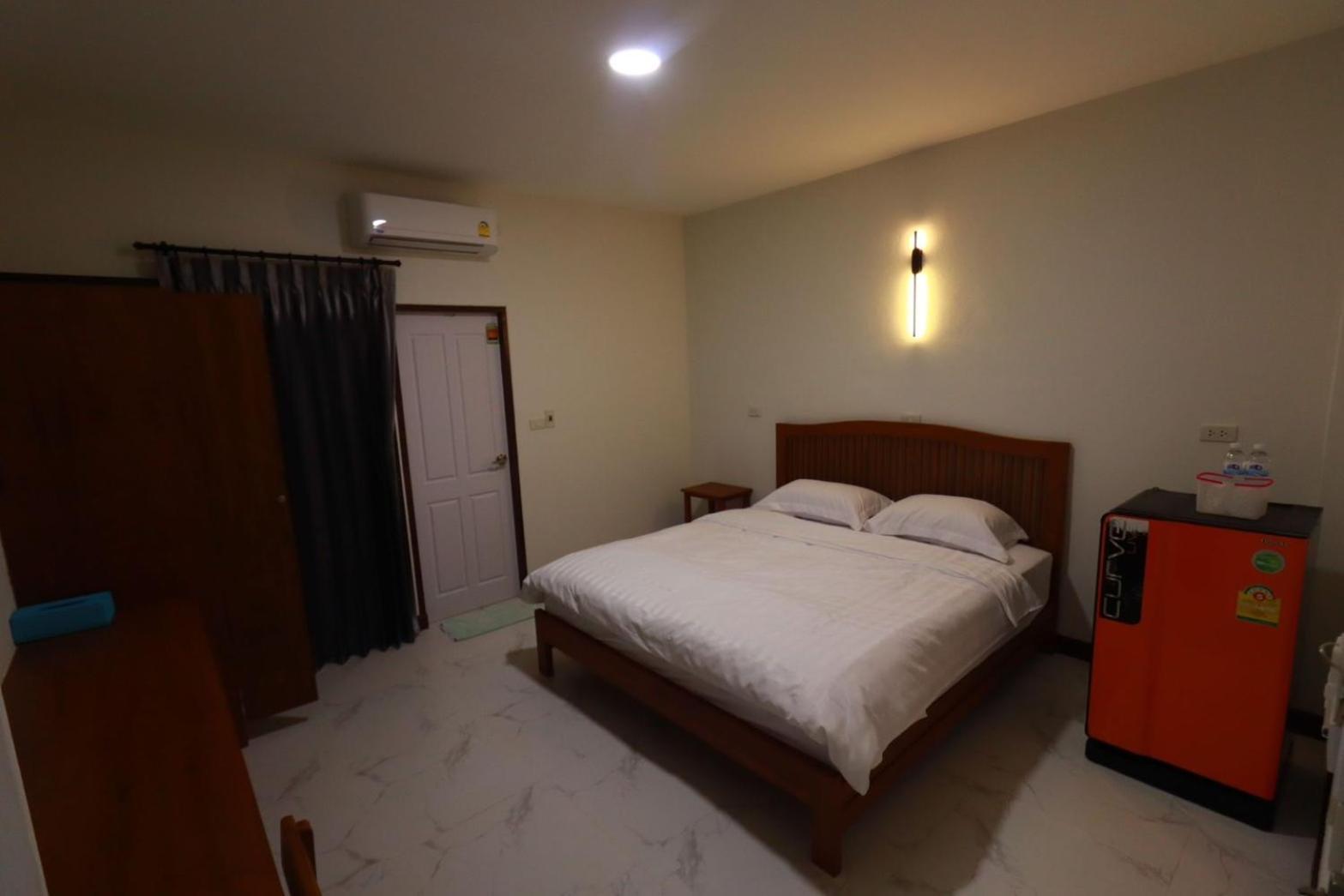 Bk Hotel Mae Sariang Esterno foto