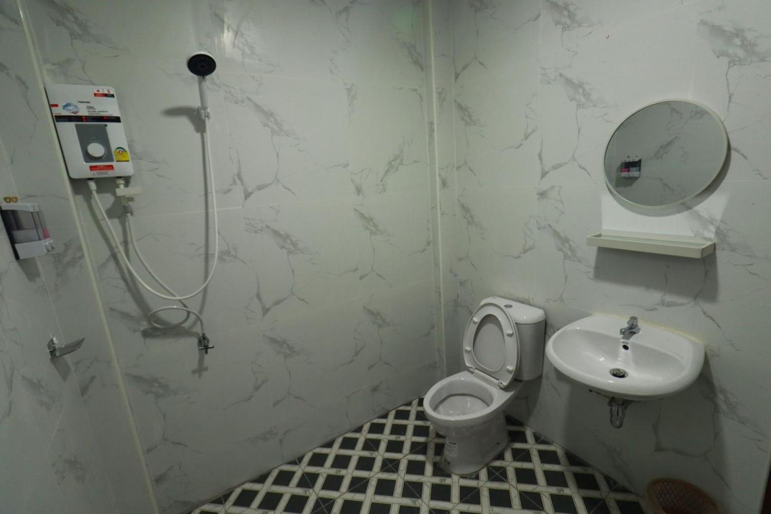 Bk Hotel Mae Sariang Esterno foto